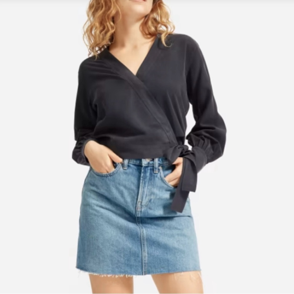 EUC Everlane The Washable Silk Wrap Top in Black